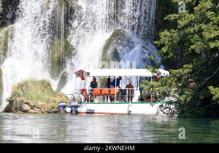 12.08.2013., Roski Slap, Kroatien - Roski Slap ist ein sechster Wasserfall auf dem Fluss Krka, der weniger erkundet wird und weniger Besucher hat. Es bietet jedoch einen echten Kontakt zur Natur und ihren Schönheiten. Es wurde nach dem Rog Hill-Fort (Rog = Horn) benannt, dessen Ruinen heute kaum sichtbar sind. Der Canyon in diesem Abschnitt wird zu einem Trichter. Der Anfang der Travertinbarrieren besteht aus einer Reihe kleiner Kaskaden, während der mittlere Teil aus zahlreichen Nebengewässern und Inseln besteht. Die Länge der Barriere beträgt fast 650 Meter, die größte ist etwa 450 Meter breit, mit einer Gesamtbreite Stockfoto