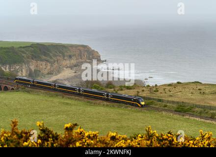 Der Passagierzug der Grand Central Railway der Klasse 180 fährt mit hoher Geschwindigkeit entlang der Ostküsten-Hauptlinie, England. Stockfoto