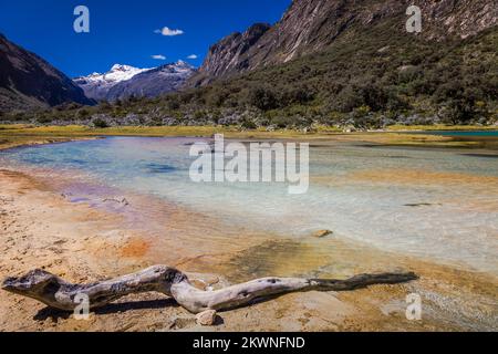 Abgeschiedener See in Cordillera Blanca, schneebedeckte Anden, Ancash, Peru Stockfoto