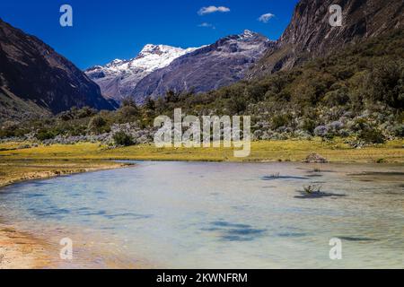 Abgeschiedener See in Cordillera Blanca, schneebedeckte Anden, Ancash, Peru Stockfoto