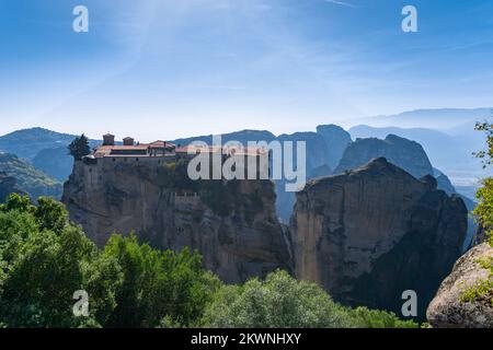 Blick auf das Varlaam Kloster und die Landschaft von Meteora Stockfoto