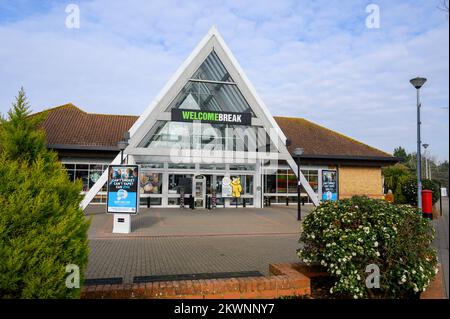 Begrüßungsservice auf der Autobahn M11, Stansted, England. Stockfoto