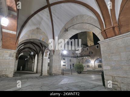 Arkade unter dem Broletto-Palast von Brescia (Palazzo Broletto di Brescia), dem großen südlichen Innenhof, mit einem Springbrunnen in der Mitte. Del Duomo Platz Stockfoto