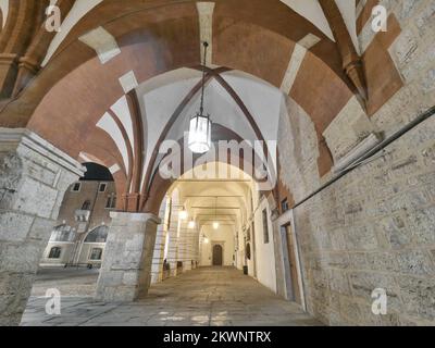 Arkade unter dem Broletto-Palast von Brescia (Palazzo Broletto di Brescia), dem großen südlichen Innenhof, mit einem Springbrunnen in der Mitte. Del Duomo Platz Stockfoto