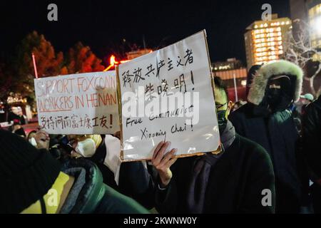 Demonstranten halten während der Demonstration Plakate, auf denen ihre Meinung zum Ausdruck gebracht wird. Die Menschen in China protestieren seit November 2022 gegen Anti-Virus-Beschränkungen. Viele Menschen in China marschierten mit leeren Papieren auf die Straße, um die coviden Regeln zu lockern, und forderten den Führer dieses Landes auf, zurückzutreten. Der Protest wurde als „Revolution von A4“ bezeichnet. Hunderte von Menschen nahmen an einer Demonstration zur Unterstützung der Demonstranten in China am Portsmouth Square in San Francisco Teil. (Foto: Michael Ho Wai Lee/SOPA Images/Sipa USA) Stockfoto