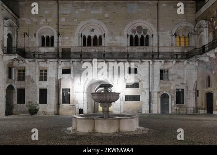 Der Broletto oder Broletto Palast von Brescia (Palazzo Broletto di Brescia), der große südliche Innenhof, mit einem Brunnen in der Mitte. Del Duomo Squar Stockfoto