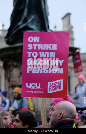 Bristol, Großbritannien. 30.. November 2022. Die Gewerkschaften UCU und Unison veranstalten eine gemeinsame regionale Kundgebung vor den Victoria Rooms in Bristol. Dozenten und Mitarbeiter der Bristol University kämpfen weiterhin streikend um Renten, faire und gleiche Bezahlung, angemessene Arbeitsbelastung und die Beendigung prekärer Verträge. Heute ist der letzte von 3 Tagen landesweiter Aktion im November. Kredit: JMF News/Alamy Live News Stockfoto