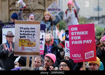 Bristol, Großbritannien. 30.. November 2022. Die Gewerkschaften UCU und Unison veranstalten eine gemeinsame regionale Kundgebung vor den Victoria Rooms in Bristol. Dozenten und Mitarbeiter der Bristol University kämpfen weiterhin streikend um Renten, faire und gleiche Bezahlung, angemessene Arbeitsbelastung und die Beendigung prekärer Verträge. Heute ist der letzte von 3 Tagen landesweiter Aktion im November. Kredit: JMF News/Alamy Live News Stockfoto