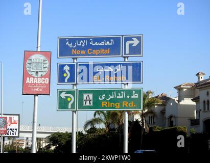 Kairo, Ägypten, November 26 2022: Ein seitliches Straßenschild in arabischer und englischer Sprache für die Richtung der neuen ägyptischen Verwaltungshauptstadt in Cairo Suez Stockfoto