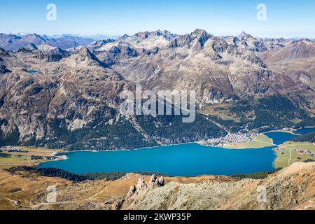 Über dem Silvaplana-See, Sils und Maloja von Piz Corvatsch, Engadine, Schweiz Stockfoto