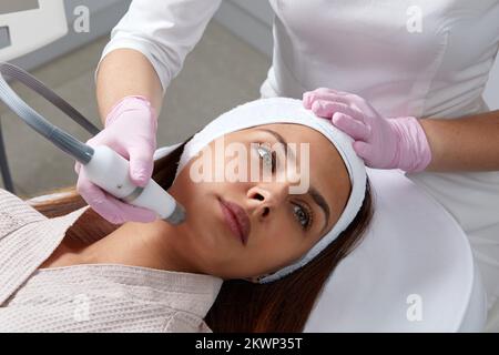 Pflege Der Gesichtshaut. Nahaufnahme der Frau Hydro Microdermabrasion Peeling Behandlung im Kosmetikbereich Spa Klinik. Hydra Staubsauger Stockfoto