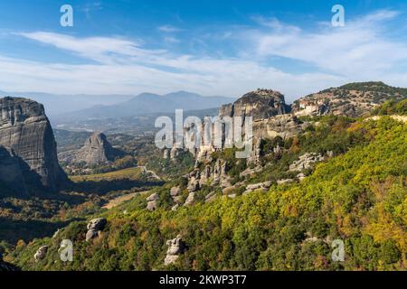 Eine Landschaft der Meteora Felsformationen mit den berühmten Klöstern auf den Hügeln Stockfoto