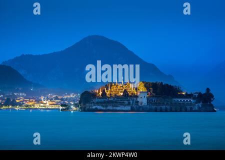 Lago Maggiore Italien, Blick auf den berühmten Garten in Isola Bella bei Nacht beleuchtet mit der Stadt Baveno dahinter, Lago Maggiore, Piemont Stockfoto