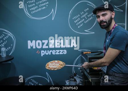 London UK 30. Nov. 2022 Plant Based World Expo Europe kombiniert eine Weltausstellung von Weltklasse mit einer internationalen Ausstellung der größten und besten Produkte auf dem Markt, der starke Anstieg der Verkäufe von pflanzlichen Lebensmitteln in Großbritannien führte nicht zu einem ähnlichen Rückgang der Fleischverkäufe, eine neue Studie hat ergeben. Forscher der University of Surrey untersuchten den Umsatz des britischen Supermarkts während der Veganuary 2021. Sie fanden heraus, dass der durchschnittliche wöchentliche Absatz pflanzlicher Lebensmittel um 57 Prozent stieg. Paul Quezada-Neiman/Alamy Live News Stockfoto