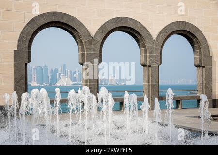 Skyline von Doha durch die Bögen des Museums für islamische Kunst, Katar Stockfoto