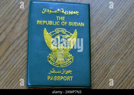 Reisepass der Republik Sudan mit einem vergoldeten Falken in der Mitte der vorderen Abdeckung, selektiver Fokus der sudanesischen Passidentität der Verwendung im Nordsudan Stockfoto