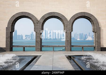 Skyline von Doha durch die Bögen des Museums für islamische Kunst, Katar Stockfoto