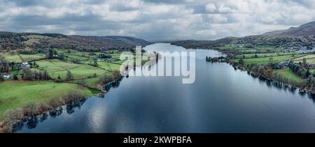 Panoramablick auf coniston Water und coniston Village mit Blick nach Süden Stockfoto