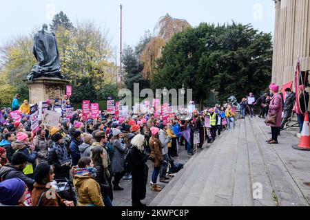 Bristol, Großbritannien. 30.. November 2022. Die Gewerkschaften UCU und Unison veranstalten eine gemeinsame regionale Kundgebung vor den Victoria Rooms in Bristol. Dozenten und Mitarbeiter der Bristol University kämpfen weiterhin streikend um Renten, faire und gleiche Bezahlung, angemessene Arbeitsbelastung und die Beendigung prekärer Verträge. Heute ist der letzte von 3 Tagen landesweiter Aktion im November. Kredit: JMF News/Alamy Live News Stockfoto