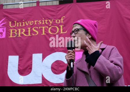 Bristol, Großbritannien. 30.. November 2022. Catriona Scott spricht mit der Menge. Die Gewerkschaften UCU und Unison veranstalten eine gemeinsame regionale Kundgebung vor den Victoria Rooms in Bristol. Dozenten und Mitarbeiter der Bristol University kämpfen weiterhin streikend um Renten, faire und gleiche Bezahlung, angemessene Arbeitsbelastung und die Beendigung prekärer Verträge. Heute ist der letzte von 3 Tagen landesweiter Aktion im November. Kredit: JMF News/Alamy Live News Stockfoto