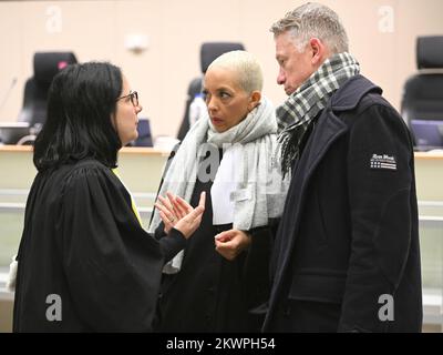 Haren, Brüssel. 30. November 2022 L-R, Rechtsanwältin Delphine Paci, verteidigt Salah Abdeslam, Rechtsanwältin Gisele Stuyck, verteidigt die Angeklagte Osama Krayem und Rechtsanwalt Xavier Carrette, verteidigt Ibrahim Farisi, die während der Zusammensetzung der Jury für den Prozess der Anschläge vom 22. März 2016 vor dem Gericht Brüssel-Hauptstadt abgebildet wurde, Mittwoch, 30. November 2022, Standort Justitia in Haren, Brüssel. Am 22 2016. März wurden 32 Menschen bei Selbstmordanschlägen auf dem nationalen Flughafen Zaventem und der Metrostation Maalbeek/Maelbeek, die von ISIL beansprucht wurden, getötet und 324 verletzt. BELGA FOTOPOOL DIDIER LEBR Stockfoto