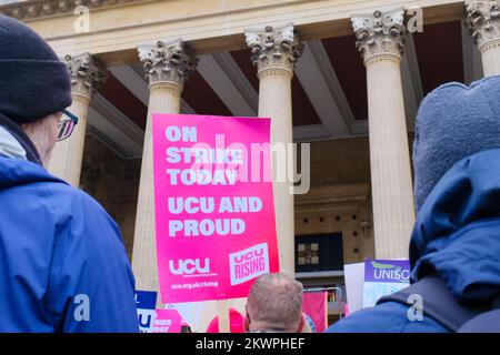 Bristol, Großbritannien. 30.. November 2022. Die Gewerkschaften UCU und Unison veranstalten eine gemeinsame regionale Kundgebung vor den Victoria Rooms in Bristol. Dozenten und Mitarbeiter der Bristol University kämpfen weiterhin streikend um Renten, faire und gleiche Bezahlung, angemessene Arbeitsbelastung und die Beendigung prekärer Verträge. Heute ist der letzte von 3 Tagen landesweiter Aktion im November. Kredit: JMF News/Alamy Live News Stockfoto