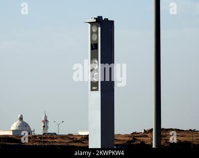 Kairo, Ägypten, November 26 2022: Eine Radarkamera für die Überwachung der Autobahnen zur Erkennung und Aufzeichnung der Fahrzeuge auf den Straßen und der Stockfoto