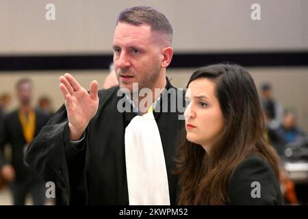 Haren, Brüssel. 30. November 2022 Rechtsanwalt Stanislas Eskenazi, verteidigend Mohamed Abrini, Bild während der Zusammensetzung der Jury für den Prozess der Anschläge vom 22. März 2016 am Brüsseler Gericht für Zustellungsfragen am Mittwoch, den 30. November 2022 am Justitia-Standort in Haren, Brüssel. Am 22 2016. März wurden 32 Menschen bei Selbstmordanschlägen auf dem nationalen Flughafen Zaventem und der Metrostation Maalbeek/Maelbeek, die von ISIL beansprucht wurden, getötet und 324 verletzt. BELGA-FOTOPOOL DIDIER LEBRUN Stockfoto