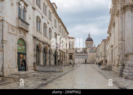 02.12.2013., Dubrovnik, Kroatien - die Altstadt ist eingeschlafen, fast alle Restaurants sind geschlossen, Bars sind leer und fast keine Touristen. Foto: Grgo Jelavic/PIXSELL Stockfoto