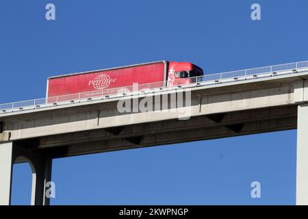 04.12.2013., Kraljevica, Kroatien - Krk Bridge ist eine 1430 m lange Stahlbetonbrücke, die die kroatische Insel Krk mit dem Festland verbindet und über eine Million Fahrzeuge pro Jahr befördert. Der längere der beiden Bögen der Brücke ist der zweitlängste Betonbogen der Welt und einer der längsten Bögen aller Bauwerke. Die Brücke wurde fertiggestellt und im Juli 1980 eröffnet und ursprünglich Titov Most zu Ehren des jugoslawischen Präsidenten Josip Broz Tito Photo: Goran Kovacic/PIXSELL Stockfoto