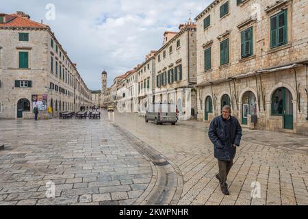 02.12.2013., Dubrovnik, Kroatien - die Altstadt ist eingeschlafen, fast alle Restaurants sind geschlossen, Bars sind leer und fast keine Touristen. Foto: Grgo Jelavic/PIXSELL Stockfoto