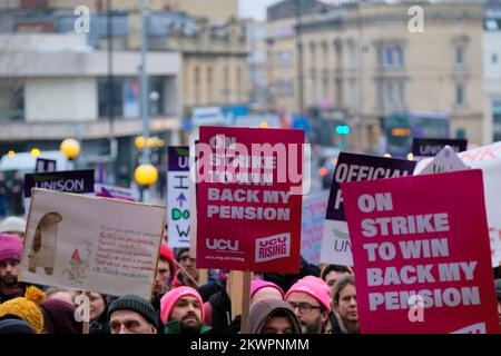 Bristol, Großbritannien. 30.. November 2022. Die Gewerkschaften UCU und Unison veranstalten eine gemeinsame regionale Kundgebung vor den Victoria Rooms in Bristol. Dozenten und Mitarbeiter der Bristol University kämpfen weiterhin streikend um Renten, faire und gleiche Bezahlung, angemessene Arbeitsbelastung und die Beendigung prekärer Verträge. Heute ist der letzte von 3 Tagen landesweiter Aktion im November. Kredit: JMF News/Alamy Live News Stockfoto