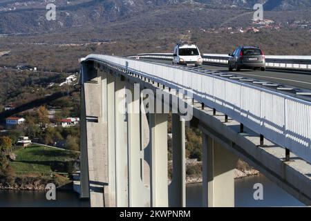 04.12.2013., Kraljevica, Kroatien - Krk Bridge ist eine 1430 m lange Stahlbetonbrücke, die die kroatische Insel Krk mit dem Festland verbindet und über eine Million Fahrzeuge pro Jahr befördert. Der längere der beiden Bögen der Brücke ist der zweitlängste Betonbogen der Welt und einer der längsten Bögen aller Bauwerke. Die Brücke wurde fertiggestellt und im Juli 1980 eröffnet und ursprünglich Titov Most zu Ehren des jugoslawischen Präsidenten Josip Broz Tito Photo: Goran Kovacic/PIXSELL Stockfoto