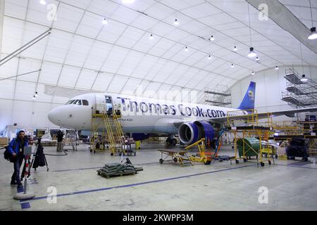 05.12.2013., Zagreb, Kroatien - das technische Zentrum von Croatia Airlines hat die größte und anspruchsvollste technische Inspektion des Flugzeugs (den so genannten D-Check) durchgeführt, die zum ersten Mal in der Unternehmensgeschichte technischen Sektorspezialisten. Die Fluggesellschaft des Airbus A320, Thomas Cook Photo, Borna Filic/PIXSELL, wurde einer technischen Prüfung unterzogen Stockfoto