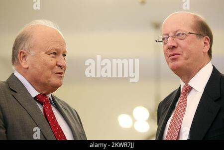 10.02.2014. Zagreb, Kroatien - Stellvertretender Premierminister und Minister für regionale Entwicklung und EU-Fonds Branko Grcic und Finanzminister Slavko Linic trafen sich mit dem ersten Vizepräsidenten der Europäischen Bank für Wiederaufbau und Entwicklung (EBWE) Phil Bennett. Foto: Slavko Midzor/PIXSELL Stockfoto