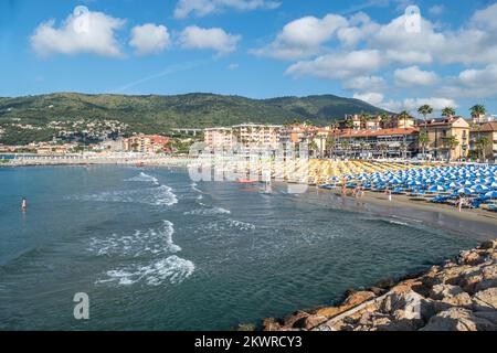 Andora, Italien - 07-02-2021: Der schöne Strand von Andora in Ligurien Stockfoto