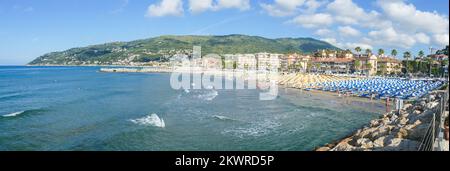 Andora, Italien - 07-02-2021: Der schöne Strand von Andora in Ligurien Stockfoto
