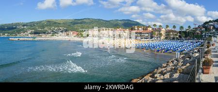 Andora, Italien - 07-02-2021: Der schöne Strand von Andora in Ligurien Stockfoto