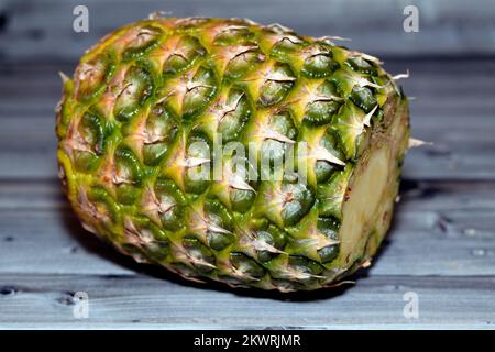 Die Ananas (Ananas comosus), eine tropische Pflanze mit einer essbaren Frucht der Familie Bromeliaceae, die als kleiner Strauch wächst; die einzelnen Blüten der Th Stockfoto