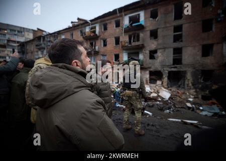 Zerstörung, Zerstörung, Schaden. 25.. November 2022. Krieg in der Ukraine. Präsident Wolodymyr ZELENSKYJ besucht die Region um Kiew am 25. November 2022. Inspektion der Zerstörung, Zerstörung, Schäden. Zerstörte Gebäude, Häuser, Arbeitsreise des ukrainischen Präsidenten in die Region Kiew Kredit: Das Präsidialamt der Ukraine via/dpa/Alamy Live News Stockfoto