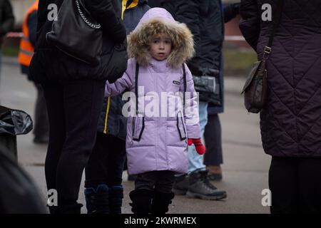 Die Bevölkerung. 25.. November 2022. Krieg in der Ukraine. Präsident Wolodymyr ZELENSKYJ besucht die Region um Kiew am 25. November 2022. Eiskalte Kinder, junge Menschen, die Not der Bevölkerung. Arbeitsreise des ukrainischen Präsidenten in die Region Kiew Kredit: Das Präsidialamt der Ukraine via/dpa/Alamy Live News Stockfoto