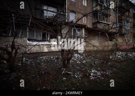 Zerstörung, Zerstörung, Schaden. 25.. November 2022. Krieg in der Ukraine. Präsident Wolodymyr ZELENSKYJ besucht die Region um Kiew am 25. November 2022. Inspektion der Zerstörung, Zerstörung, Schäden. Zerstörte Gebäude, Häuser, Arbeitsreise des ukrainischen Präsidenten in die Region Kiew Kredit: Das Präsidialamt der Ukraine via/dpa/Alamy Live News Stockfoto