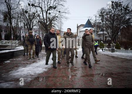 Zerstörung, Zerstörung, Schaden. 25.. November 2022. Krieg in der Ukraine. Präsident Wolodymyr ZELENSKYJ besucht die Region um Kiew am 25. November 2022. Inspektion der Zerstörung, Zerstörung, Schäden. Zerstörte Gebäude, Häuser, Arbeitsreise des ukrainischen Präsidenten in die Region Kiew Kredit: Das Präsidialamt der Ukraine via/dpa/Alamy Live News Stockfoto