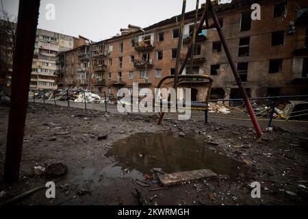 Zerstörung, Zerstörung, Schaden. 25.. November 2022. Krieg in der Ukraine. Präsident Wolodymyr ZELENSKYJ besucht die Region um Kiew am 25. November 2022. Inspektion der Zerstörung, Zerstörung, Schäden. Zerstörte Gebäude, Häuser, Arbeitsreise des ukrainischen Präsidenten in die Region Kiew Kredit: Das Präsidialamt der Ukraine via/dpa/Alamy Live News Stockfoto