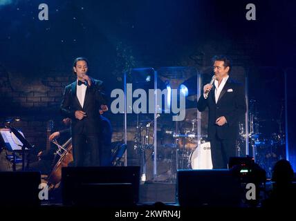 Urs Buhler, Carlos Marin von der Oper-Pop-Sängerin Il Divo, live auf der Bühne in Zagreb, Kroatien. Stockfoto