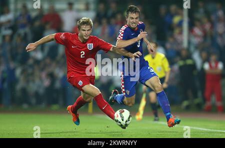 Eric Dier aus England (links) und Antonio Milic aus Kroatien um den Ball Stockfoto