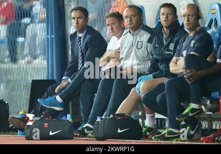 Englischer Manager Gareth Southgate (links) mit seinen Mitarbeitern auf der Bank Stockfoto