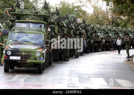 16.10.2014., Belgrad, Serbien - der russische Präsident Wladimir Putin nahm in Begleitung des serbischen Präsidenten Tomislav Nikolic an einer Militärparade auf den Straßen Belgrads Teil. Stockfoto