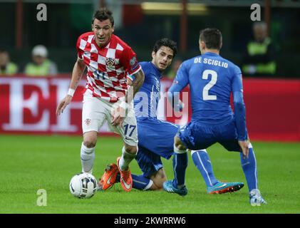 Kroatiens Mario Mandzukic (links), Italiens Andrea Ranocchia (hinten) und Mattia De Sciglio (rechts) in Aktion während der Europameisterschaft, der Qualifikationsrunde und des Spiels der Gruppe H zwischen Italien und Kroatien am 15.. November 2014 im San Siro-Stadion in Mailand. Foto: Marko Lukunic/PIXSELL Stockfoto