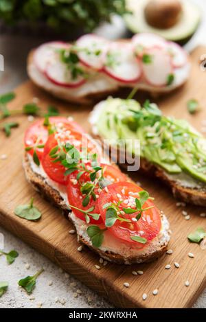 Verschiedene Sandwiches mit Gemüse und Microgreens. Gesunde Ernährung Stockfoto